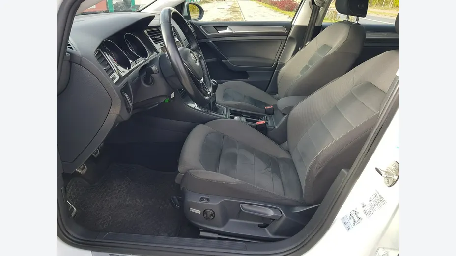 VOLKSWAGEN Golf -