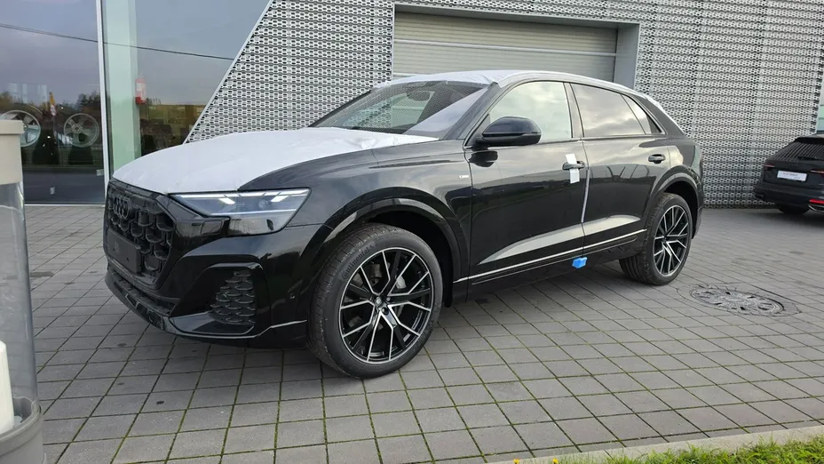 AUDI Q8 -