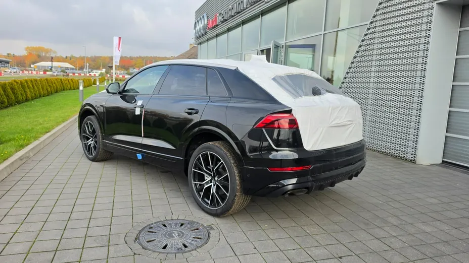 AUDI Q8 -