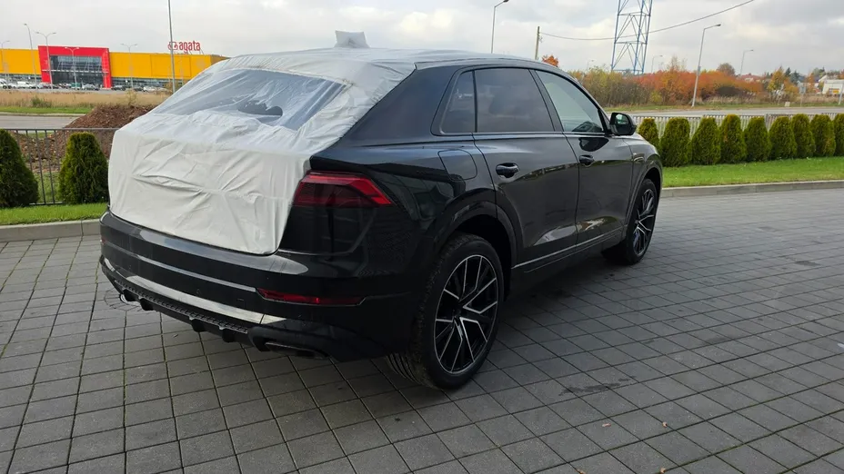 AUDI Q8 -