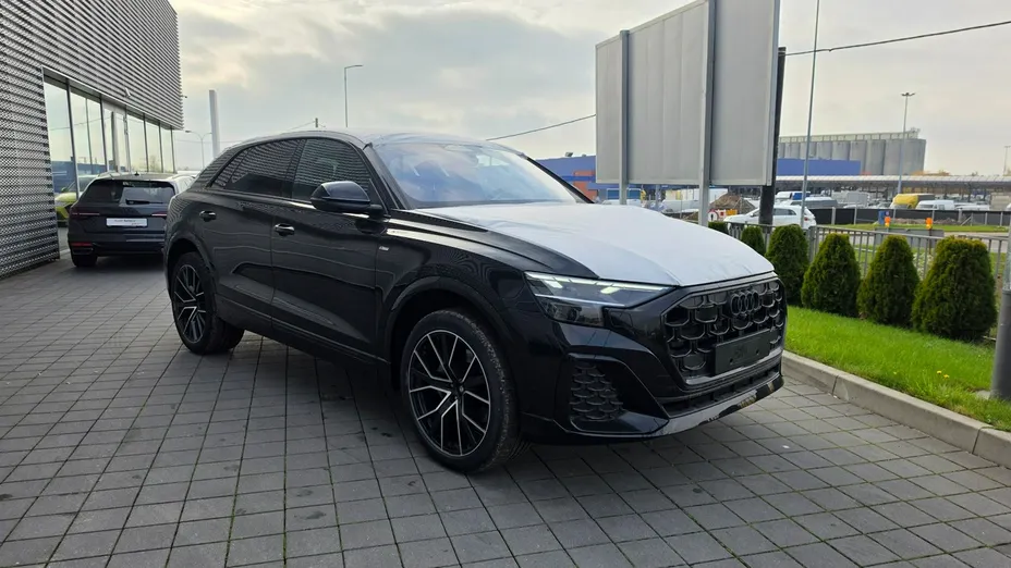 AUDI Q8 -