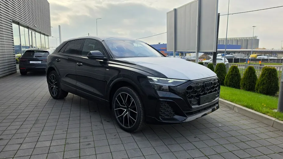 AUDI Q8 -