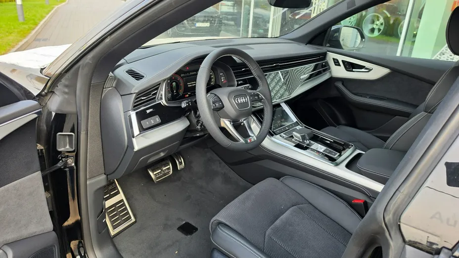 AUDI Q8 -