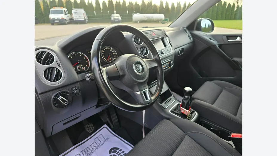 VOLKSWAGEN Tiguan -