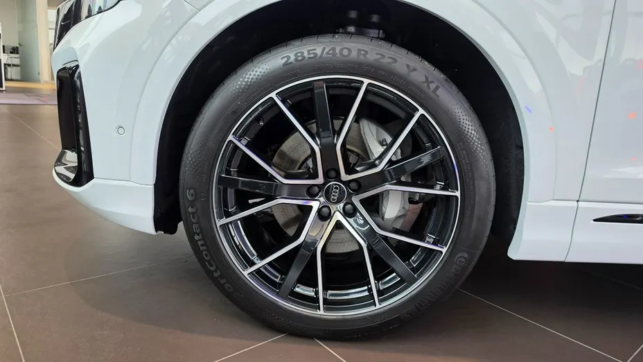 AUDI Q8 -