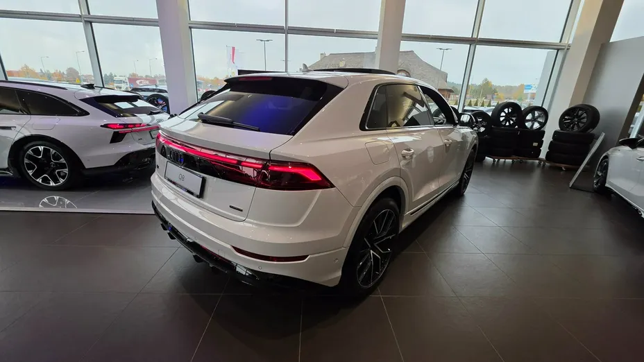 AUDI Q8 -