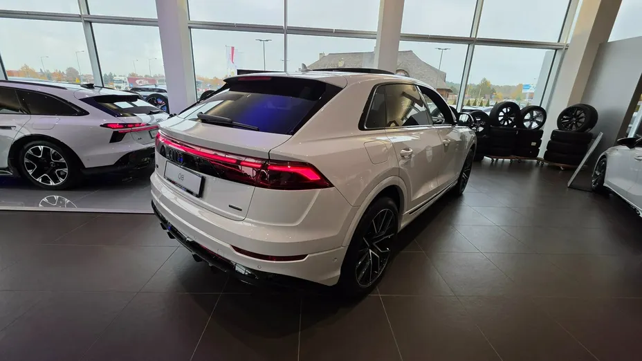 AUDI Q8 -