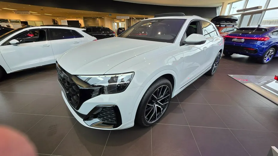 AUDI Q8 -