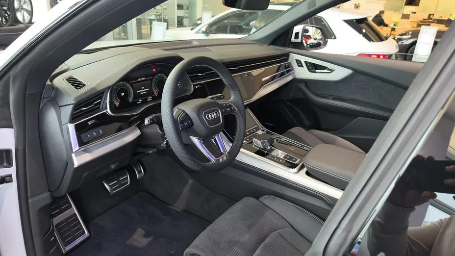 AUDI Q8 -