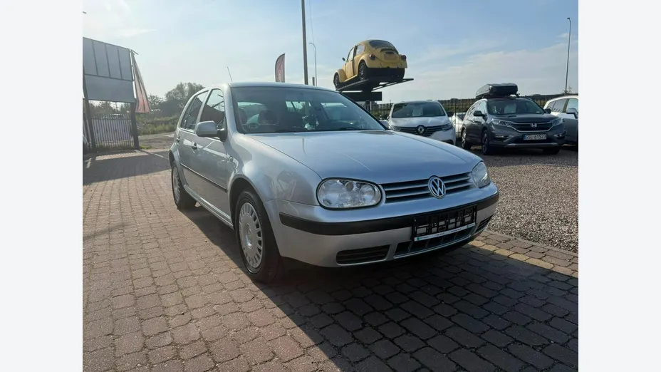 VOLKSWAGEN Golf -