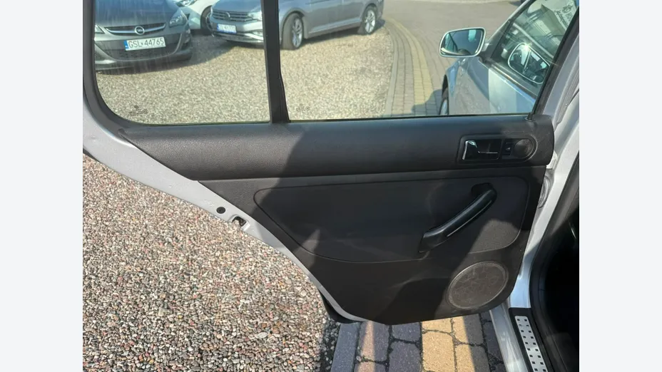 VOLKSWAGEN Golf -