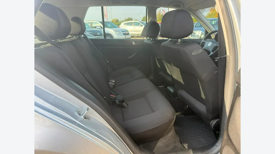 VOLKSWAGEN Golf -