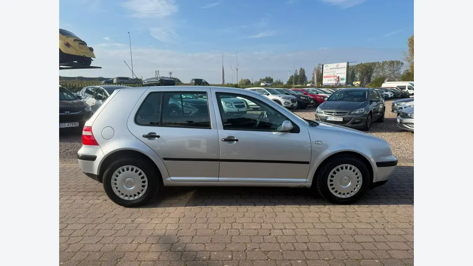 VOLKSWAGEN Golf -