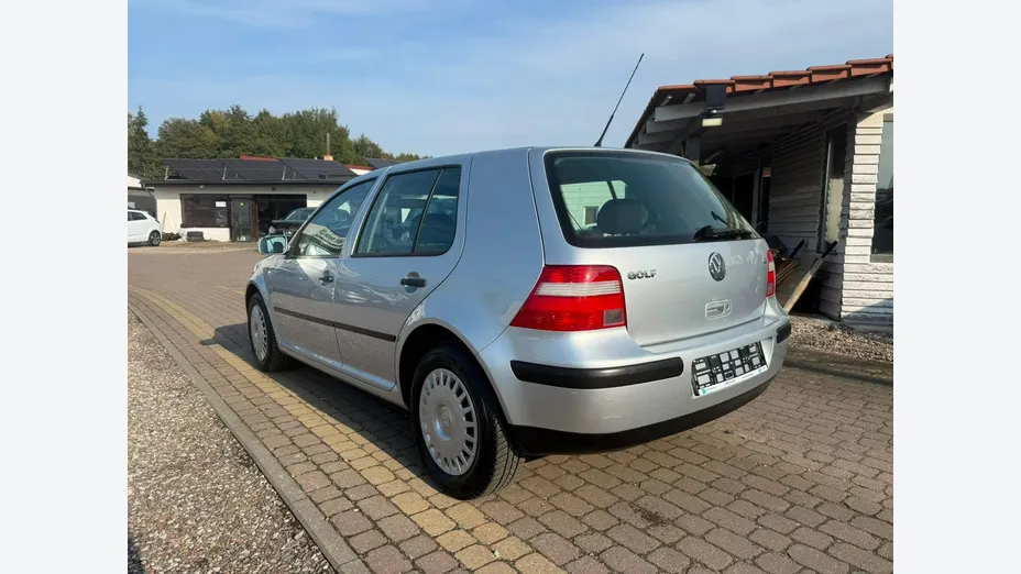 VOLKSWAGEN Golf -