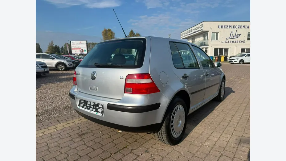 VOLKSWAGEN Golf -