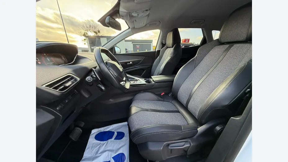 PEUGEOT 3008 -