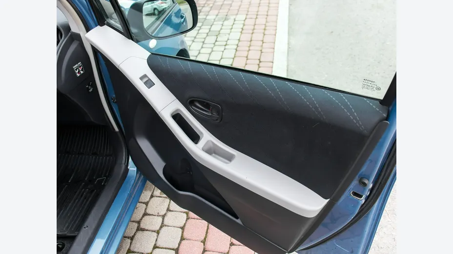 TOYOTA Yaris -