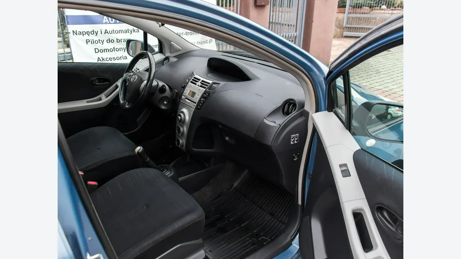 TOYOTA Yaris -