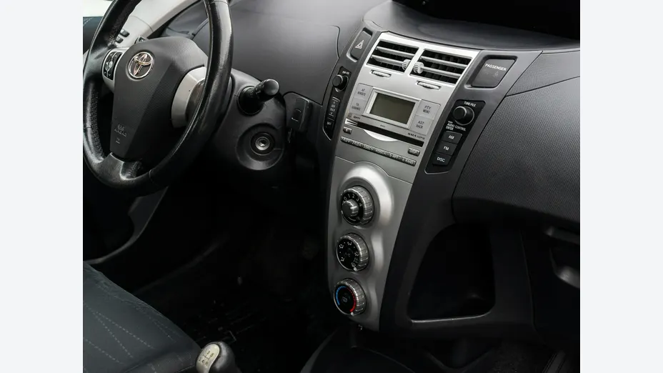 TOYOTA Yaris -
