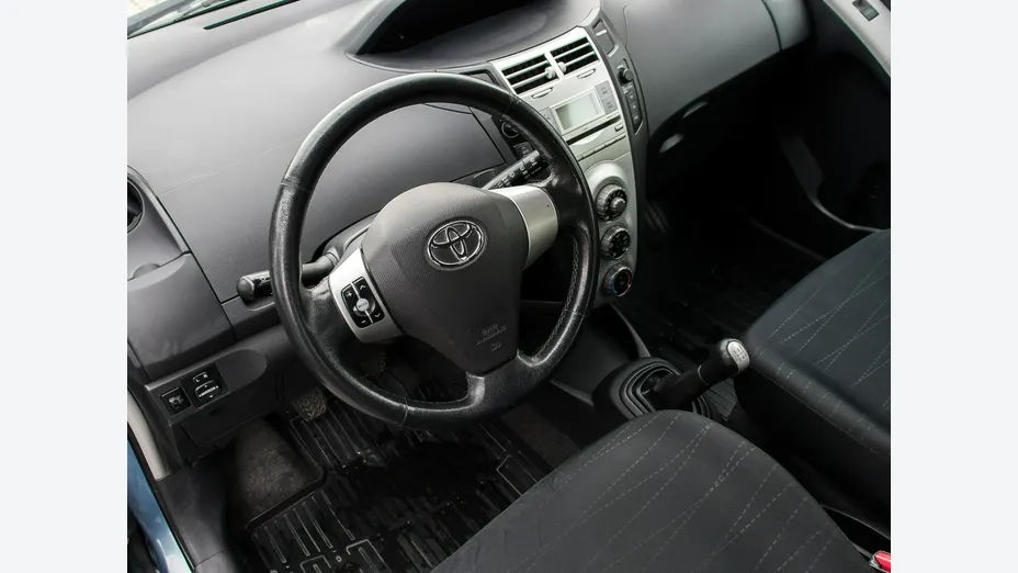 TOYOTA Yaris -