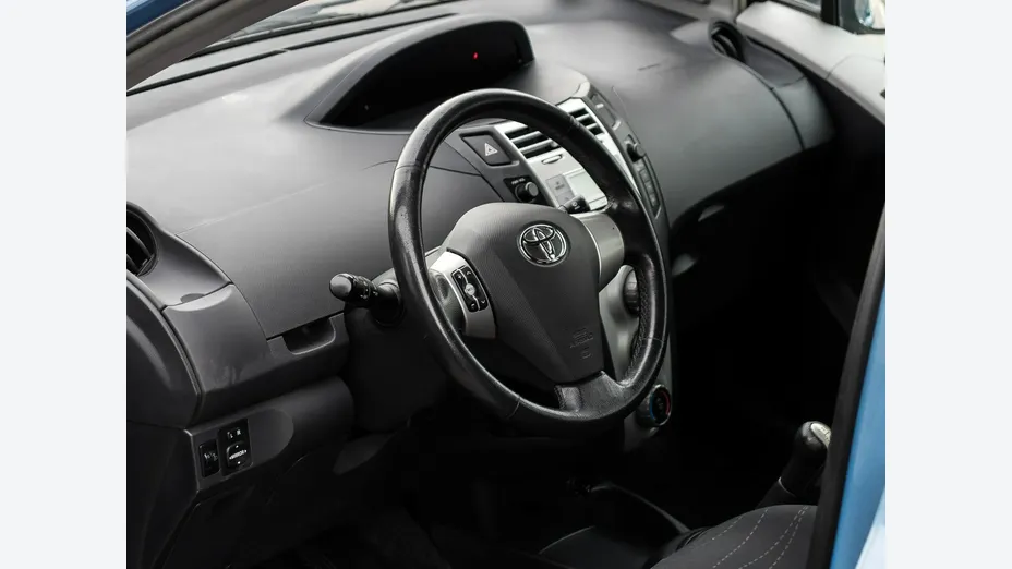 TOYOTA Yaris -