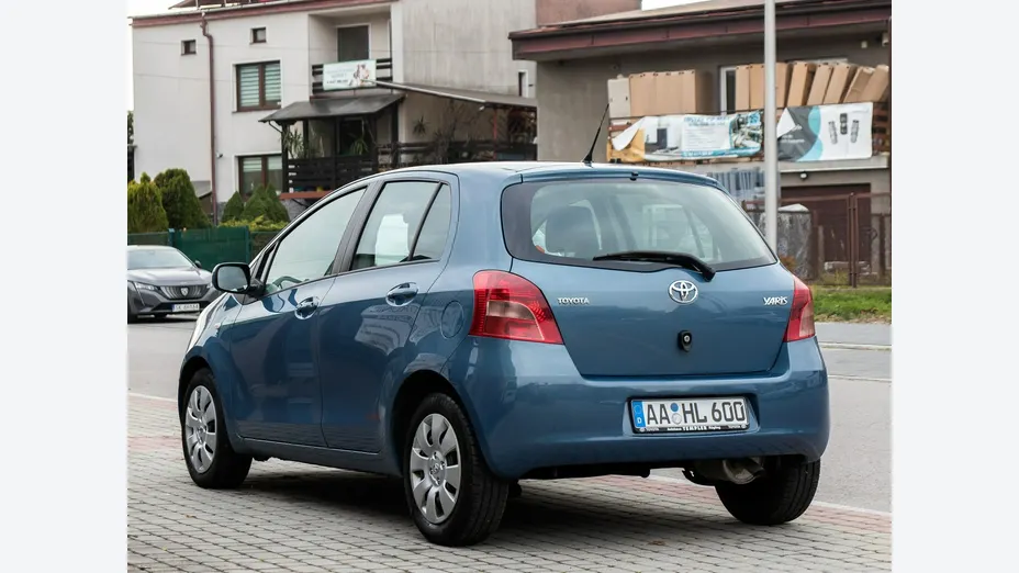 TOYOTA Yaris -