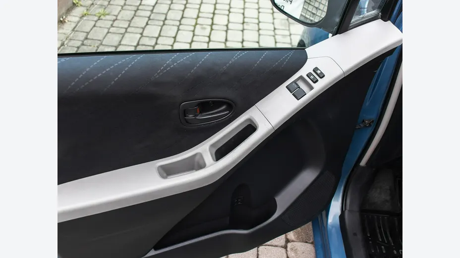 TOYOTA Yaris -