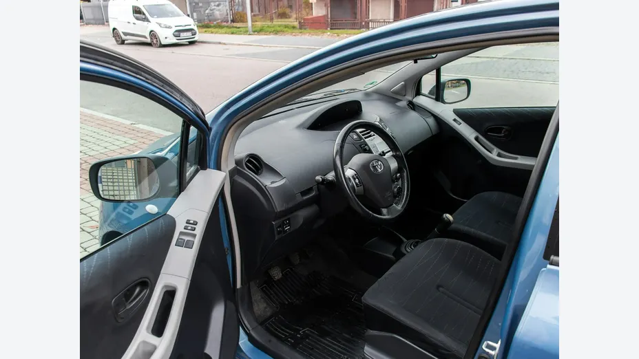 TOYOTA Yaris -