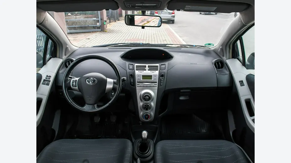 TOYOTA Yaris -