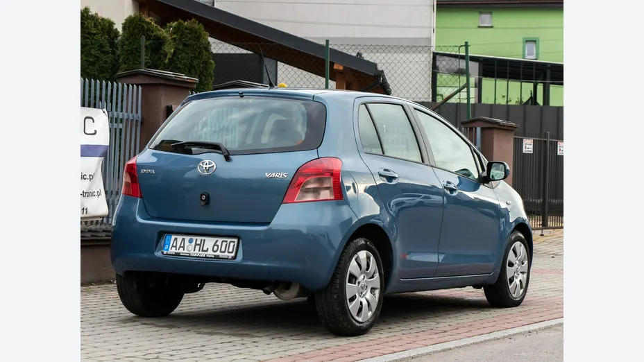 TOYOTA Yaris -