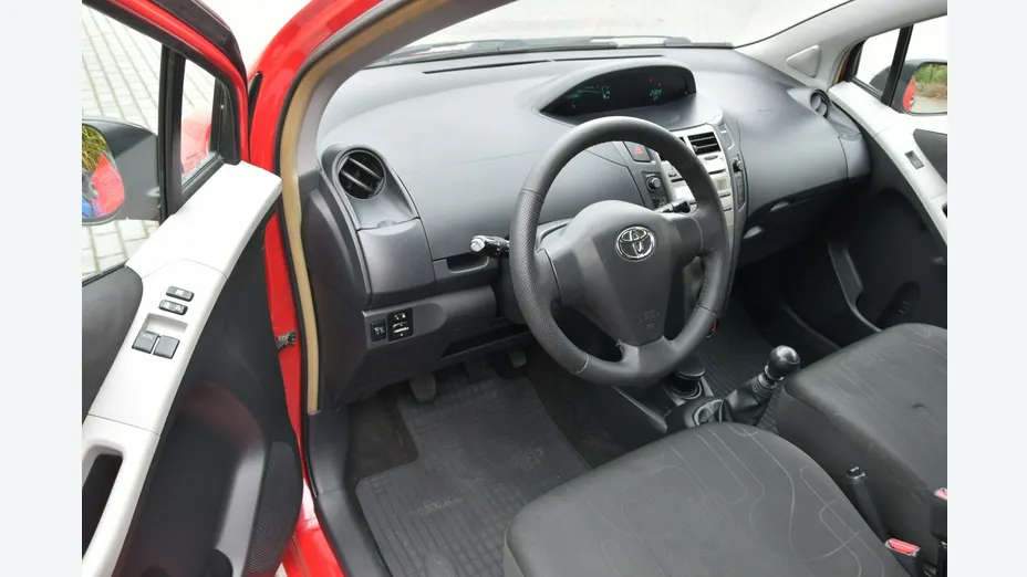 TOYOTA Yaris -