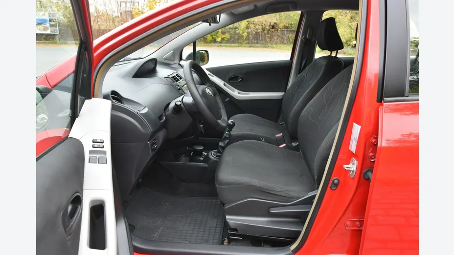 TOYOTA Yaris -