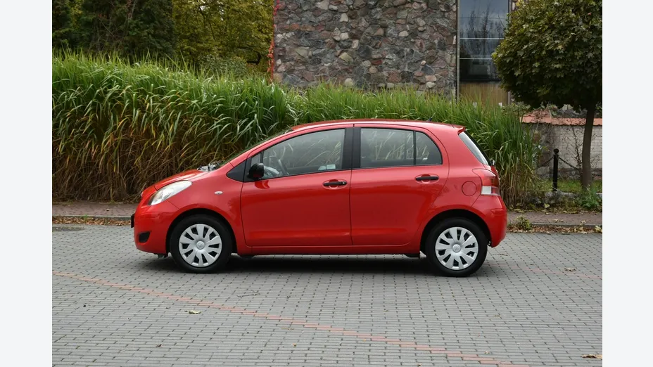 TOYOTA Yaris -