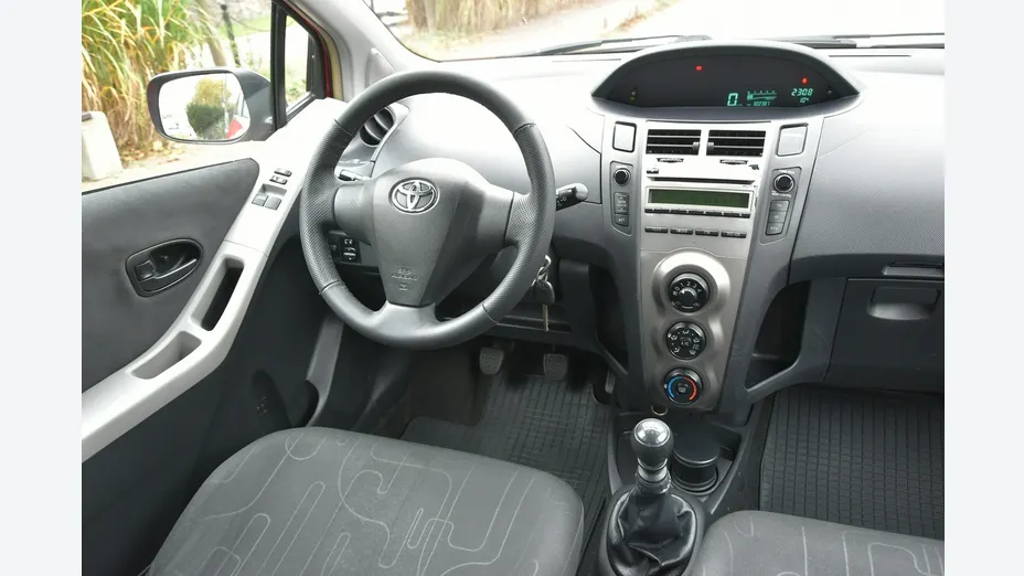 TOYOTA Yaris -