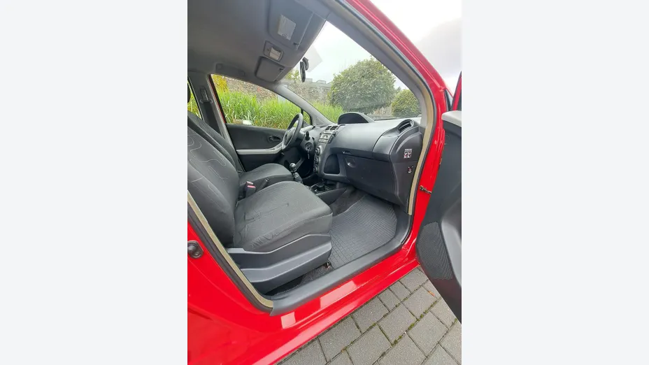 TOYOTA Yaris -