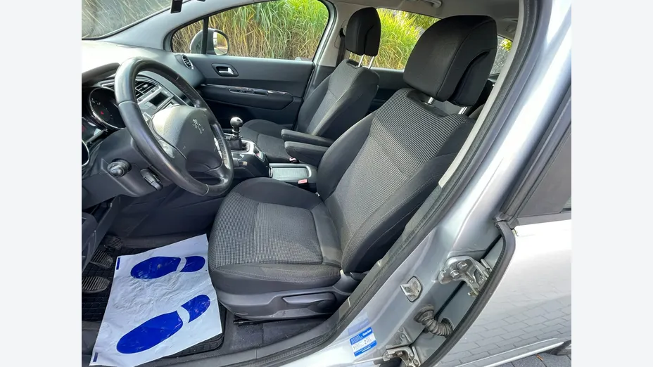 PEUGEOT 5008 -