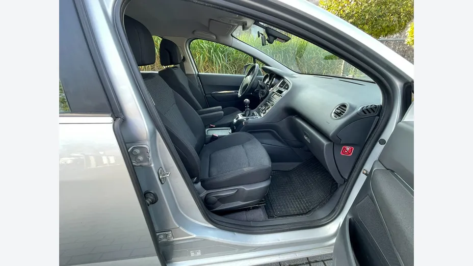 PEUGEOT 5008 -