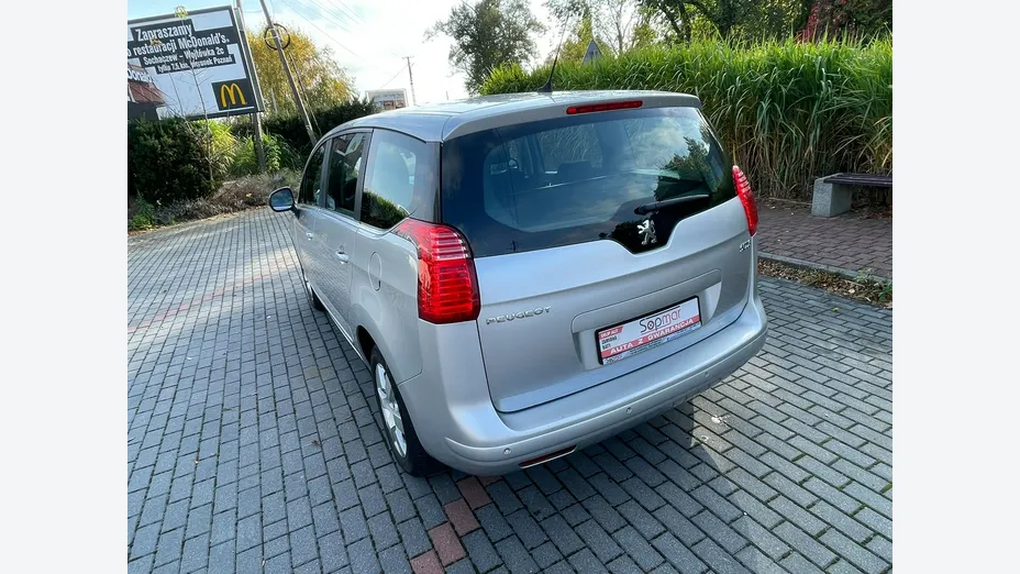 PEUGEOT 5008 -