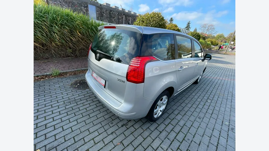 PEUGEOT 5008 -