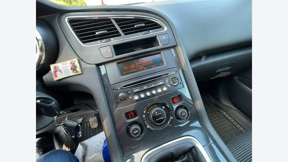 PEUGEOT 5008 -