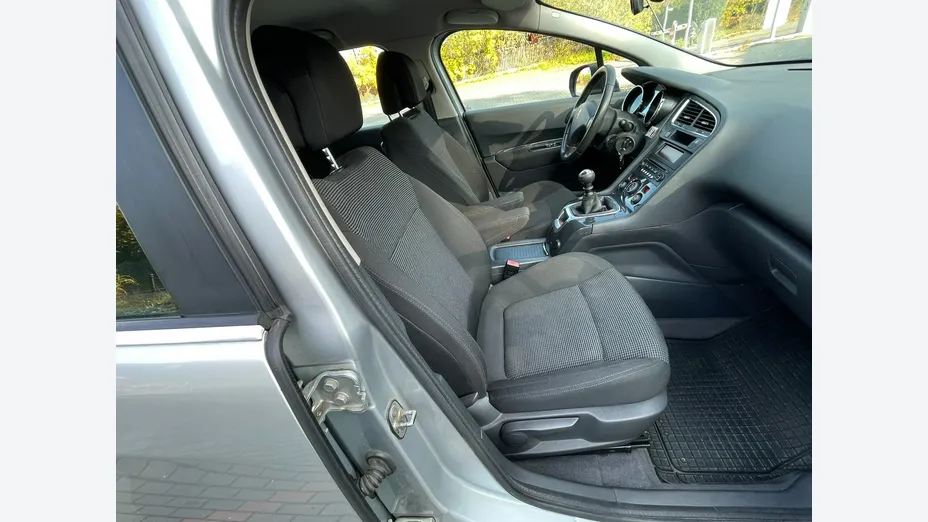 PEUGEOT 5008 -