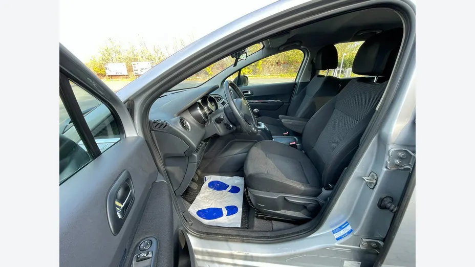 PEUGEOT 5008 -
