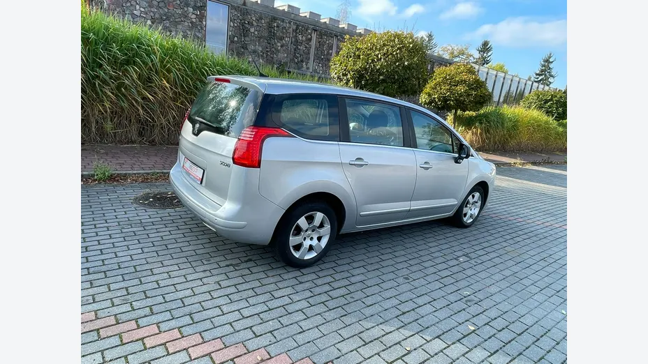 PEUGEOT 5008 -