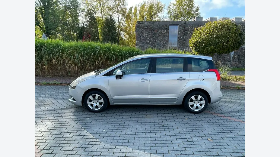 PEUGEOT 5008 -