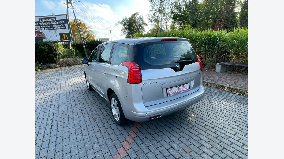 PEUGEOT 5008 -