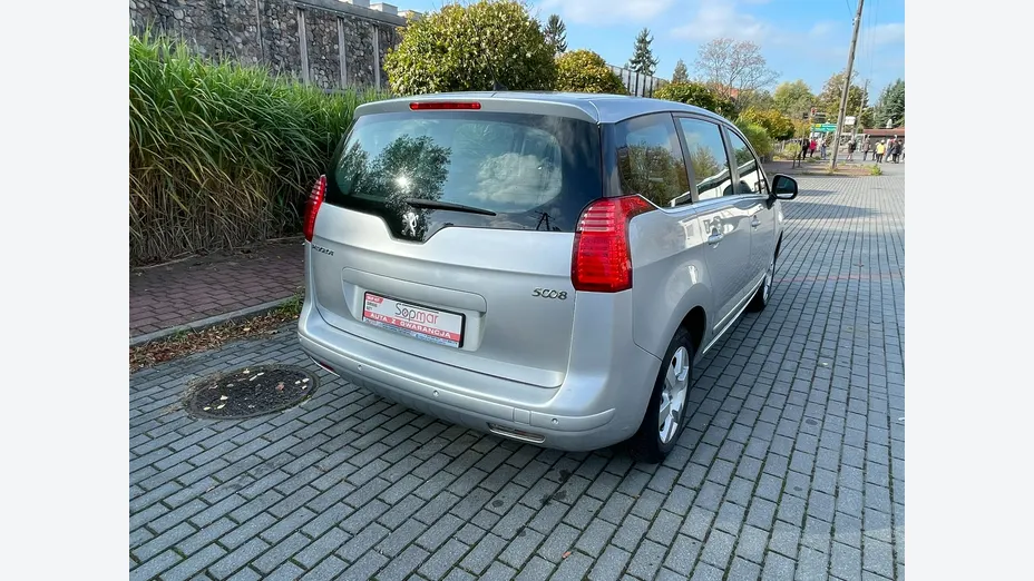 PEUGEOT 5008 -