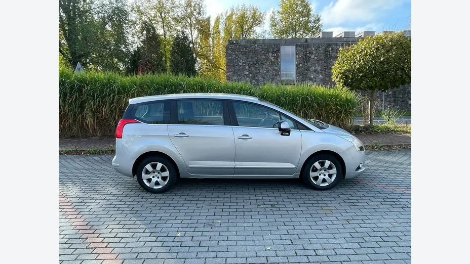 PEUGEOT 5008 -