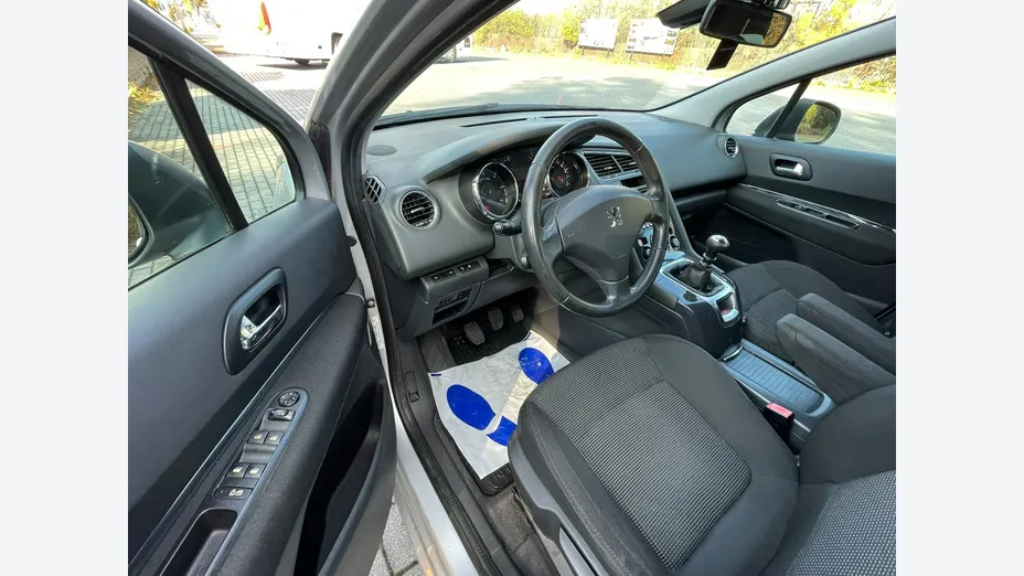 PEUGEOT 5008 -