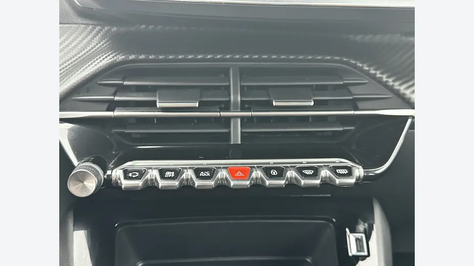 PEUGEOT 208 -
