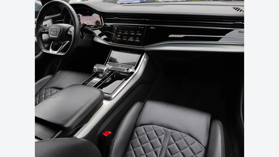 AUDI Q8 -